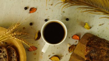 Taze siyah Türk arap kahvesi. Ev yapımı sağlıklı ekmek. Tohumları kırsal çiftlik tarzı.