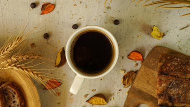 Taze siyah Türk arap kahvesi. Ev yapımı sağlıklı ekmek. Tohumları kırsal çiftlik tarzı.