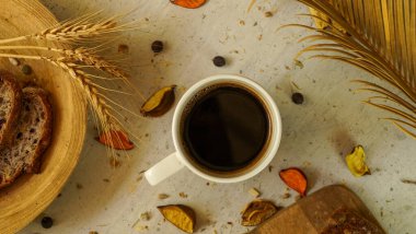 Taze siyah Türk arap kahvesi. Ev yapımı sağlıklı ekmek. Tohumları kırsal çiftlik tarzı.
