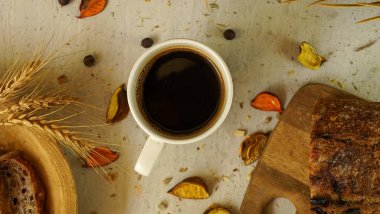 Taze siyah Türk arap kahvesi. Ev yapımı sağlıklı ekmek. Tohumları kırsal çiftlik tarzı.