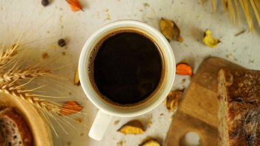 Taze siyah Türk arap kahvesi. Ev yapımı sağlıklı ekmek. Tohumları kırsal çiftlik tarzı.