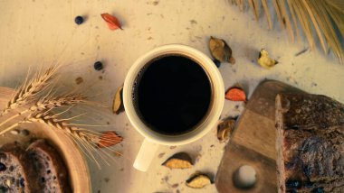 Taze siyah Türk arap kahvesi. Ev yapımı sağlıklı ekmek. Tohumları kırsal çiftlik tarzı.