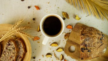 Taze siyah Türk arap kahvesi. Ev yapımı sağlıklı ekmek. Tohumları kırsal çiftlik tarzı.