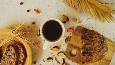 Taze siyah Türk arap kahvesi. Ev yapımı sağlıklı ekmek. Tohumları kırsal çiftlik tarzı.