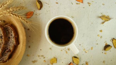 Taze siyah Türk arap kahvesi. Ev yapımı sağlıklı ekmek. Tohumları kırsal çiftlik tarzı.