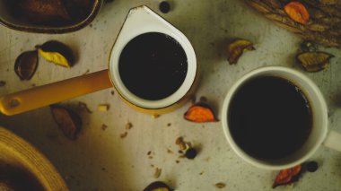 Taze siyah Türk arap kahvesi. Ev yapımı sağlıklı ekmek. Tohumları kırsal çiftlik tarzı.