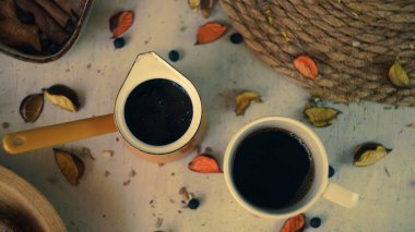 Taze siyah Türk arap kahvesi. Ev yapımı sağlıklı ekmek. Tohumları kırsal çiftlik tarzı.