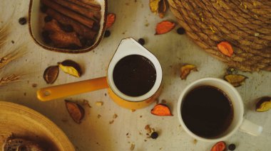 Taze siyah Türk arap kahvesi. Ev yapımı sağlıklı ekmek. Tohumları kırsal çiftlik tarzı.