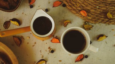 Taze siyah Türk arap kahvesi. Ev yapımı sağlıklı ekmek. Tohumları kırsal çiftlik tarzı.