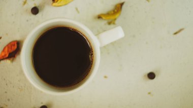 Taze siyah Türk arap kahvesi. Ev yapımı sağlıklı ekmek. Tohumları kırsal çiftlik tarzı.