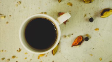 Taze siyah Türk arap kahvesi. Ev yapımı sağlıklı ekmek. Tohumları kırsal çiftlik tarzı.