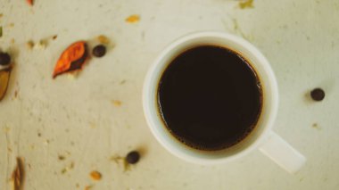 Taze siyah Türk arap kahvesi. Ev yapımı sağlıklı ekmek. Tohumları kırsal çiftlik tarzı.