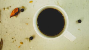 Taze siyah Türk arap kahvesi. Ev yapımı sağlıklı ekmek. Tohumları kırsal çiftlik tarzı.