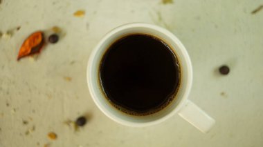 Taze siyah Türk arap kahvesi. Ev yapımı sağlıklı ekmek. Tohumları kırsal çiftlik tarzı.