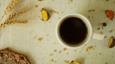 Taze siyah Türk arap kahvesi. Ev yapımı sağlıklı ekmek. Tohumları kırsal çiftlik tarzı.