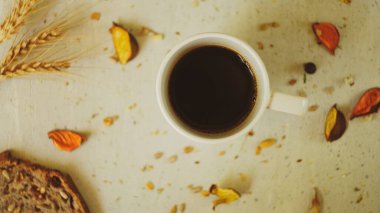 Taze siyah Türk arap kahvesi. Ev yapımı sağlıklı ekmek. Tohumları kırsal çiftlik tarzı.