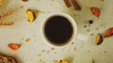 Taze siyah Türk arap kahvesi. Ev yapımı sağlıklı ekmek. Tohumları kırsal çiftlik tarzı.