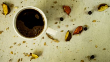 Taze siyah Türk arap kahvesi. Ev yapımı sağlıklı ekmek. Tohumları kırsal çiftlik tarzı.