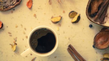 Taze siyah Türk arap kahvesi. Ev yapımı sağlıklı ekmek. Tohumları kırsal çiftlik tarzı.