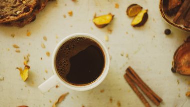 Taze siyah Türk arap kahvesi. Ev yapımı sağlıklı ekmek. Tohumları kırsal çiftlik tarzı.