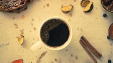 Taze siyah Türk arap kahvesi. Ev yapımı sağlıklı ekmek. Tohumları kırsal çiftlik tarzı.