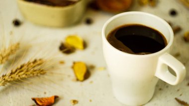 Taze siyah Türk arap kahvesi. Ev yapımı sağlıklı ekmek. Tohumları kırsal çiftlik tarzı.