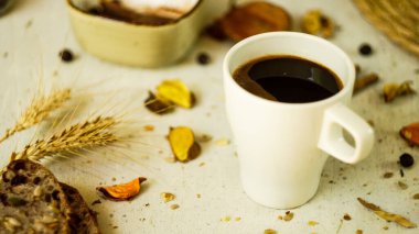 Taze siyah Türk arap kahvesi. Ev yapımı sağlıklı ekmek. Tohumları kırsal çiftlik tarzı.