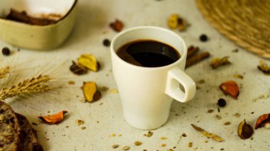 Taze siyah Türk arap kahvesi. Ev yapımı sağlıklı ekmek. Tohumları kırsal çiftlik tarzı.