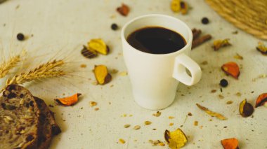 Taze siyah Türk arap kahvesi. Ev yapımı sağlıklı ekmek. Tohumları kırsal çiftlik tarzı.