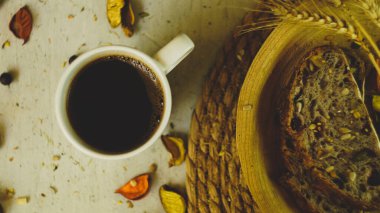 Taze siyah Türk arap kahvesi. Ev yapımı sağlıklı ekmek. Tohumları kırsal çiftlik tarzı.