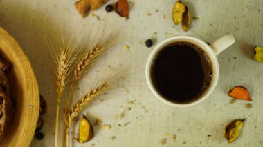 Taze siyah Türk arap kahvesi. Ev yapımı sağlıklı ekmek. Tohumları kırsal çiftlik tarzı.