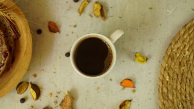 Taze siyah Türk arap kahvesi. Ev yapımı sağlıklı ekmek. Tohumları kırsal çiftlik tarzı.