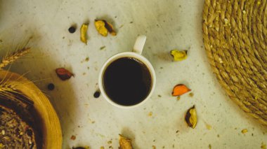 Taze siyah Türk arap kahvesi. Ev yapımı sağlıklı ekmek. Tohumları kırsal çiftlik tarzı.