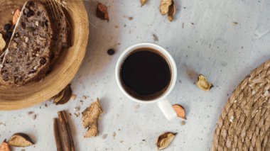 Taze siyah Türk arap kahvesi. Ev yapımı sağlıklı ekmek. Tohumları kırsal çiftlik tarzı.
