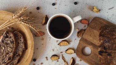Taze siyah Türk arap kahvesi. Ev yapımı sağlıklı ekmek. Tohumları kırsal çiftlik tarzı.