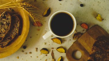 Taze siyah Türk arap kahvesi. Ev yapımı sağlıklı ekmek. Tohumları kırsal çiftlik tarzı.
