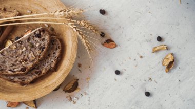 Mısır gevreği, tahıl ve çekirdekli ev yapımı taze ekmek. Çiftlik stili pastoral sağlıklı kahvaltı mahsulü.
