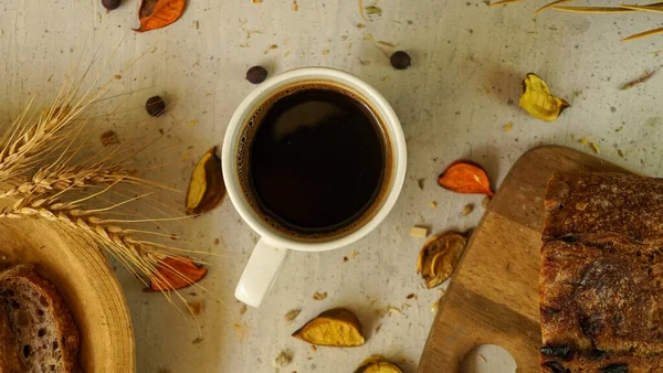 Taze siyah Türk arap kahvesi. Ev yapımı sağlıklı ekmek. Tohumları kırsal çiftlik tarzı.