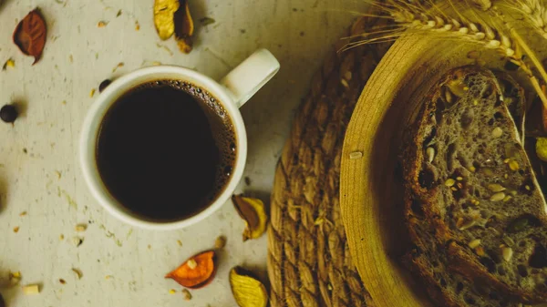 Taze siyah Türk arap kahvesi. Ev yapımı sağlıklı ekmek. Tohumları kırsal çiftlik tarzı.