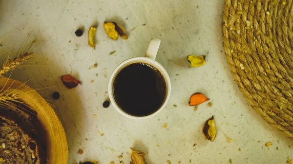 Taze siyah Türk arap kahvesi. Ev yapımı sağlıklı ekmek. Tohumları kırsal çiftlik tarzı.