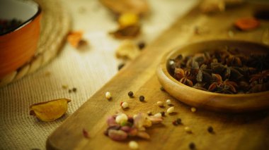 Baharatlar ve baharatlar acı biber safranı karanfil ve fındık. Kırsal çiftlik tarzı havan topu. Yemek yapmak için malzemeler.