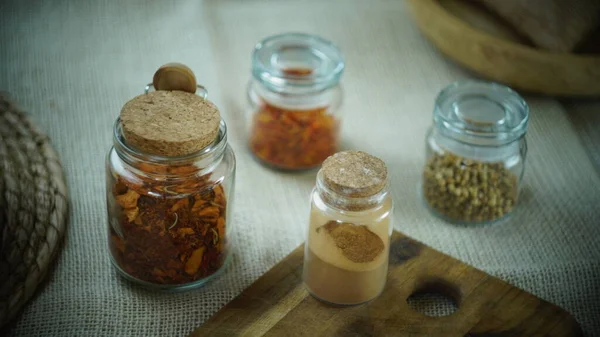 Condiments Épices Piments Forts Safran Clous Girofle Noix Mortier Rustique — Photo