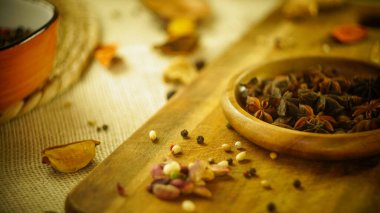 Baharatlar ve baharatlar acı biber safranı karanfil ve fındık. Kırsal çiftlik tarzı havan topu. Yemek yapmak için malzemeler.