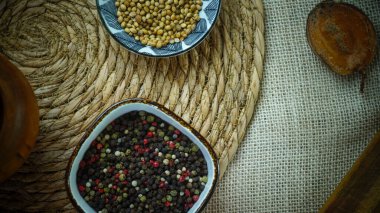 Baharatlar ve baharatlar acı biber safranı karanfil ve fındık. Kırsal çiftlik tarzı havan topu. Yemek yapmak için malzemeler.