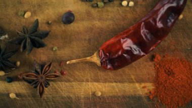 Baharatlar ve baharatlar acı biber safranı karanfil ve fındık. Kırsal çiftlik tarzı havan topu. Yemek yapmak için malzemeler.