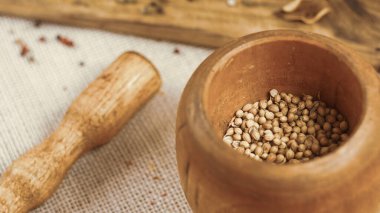 Baharatlar ve baharatlar acı biber safranı karanfil ve fındık. Kırsal çiftlik tarzı havan topu. Yemek yapmak için malzemeler.