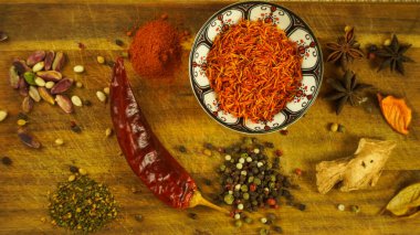 Baharatlar ve baharatlar acı biber safranı karanfil ve fındık. Kırsal çiftlik tarzı havan topu. Yemek yapmak için malzemeler.