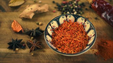 Baharatlar ve baharatlar acı biber safranı karanfil ve fındık. Kırsal çiftlik tarzı havan topu. Yemek yapmak için malzemeler.