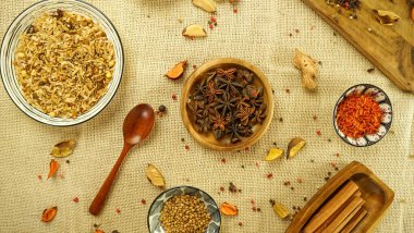 Baharatlar ve baharatlar acı biber safranı karanfil ve fındık. Kırsal çiftlik tarzı havan topu. Yemek yapmak için malzemeler.