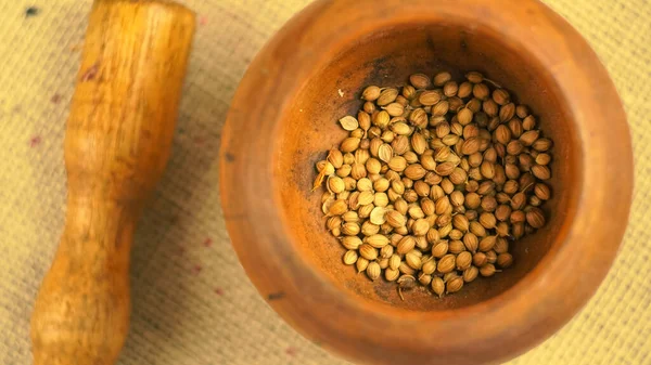 Condimentos Especias Pimientos Picantes Clavo Azafrán Frutos Secos Mortero Rústico — Foto de Stock